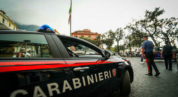 Napoli, guerra tra clan a Ponticelli: lanciano una bomba da un cavalcavia ed esplode l'airbag. Attentatori in fuga a piedi