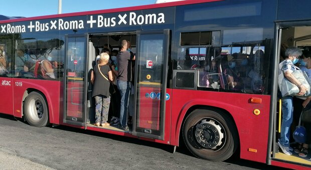 Roma, la fuga dei controllori: «Niente multe, sui bus ci contagiamo»