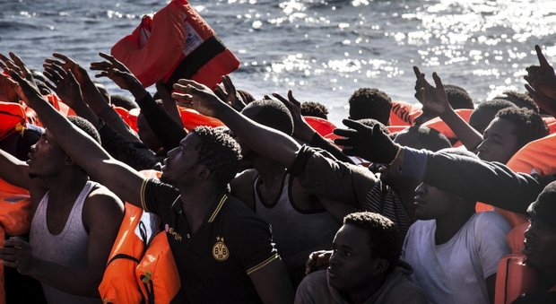 Migranti, otto cadaveri su un barcone soccorso nel Canale di Sicilia