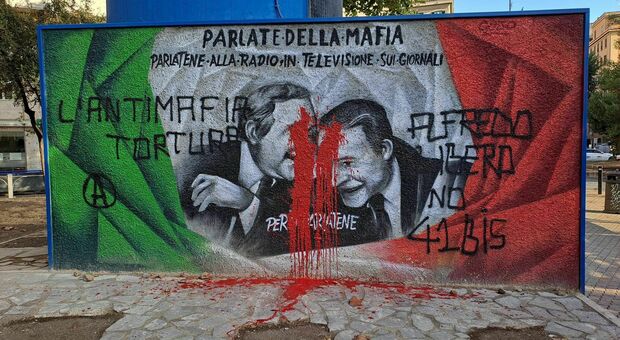Roma, imbrattato il murales di Falcone e Borsellino a Piazza Bologna. L'assessore alla cultura: «Inaccettabile teppismo»