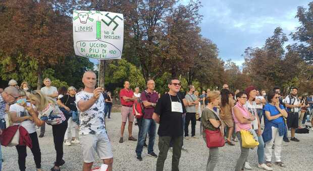 Il popolo no vax ai bastioni di Treviso