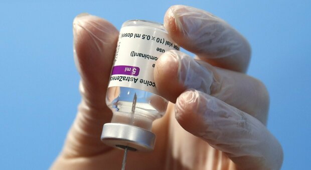 Vaccino Astrazeneca, circolare ministero: ok a dosi fino a 65 anni (tranne ai vulnerabili)