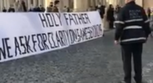 Striscione a San Pietro: «Santità faccia chiarezza sulle famiglie gay». L'autore è un ragazzo cattolicissimo
