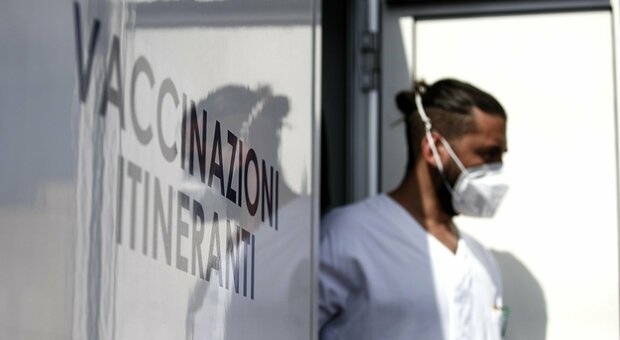 Vaccini Lazio, al via domani le prenotazioni per la terza dose agli over 40