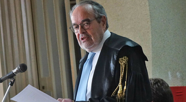 L'avvocato Gennaro Lettieri, che tutela la parte civile. Morto a 60 anni dopo dieci interventi: primario condannato
