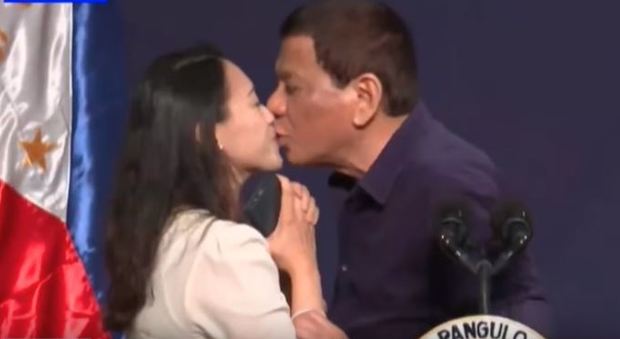 Filippine, il presidente Duterte bacia sulla bocca una lavoratrice durante un comizio: pioggia di critiche