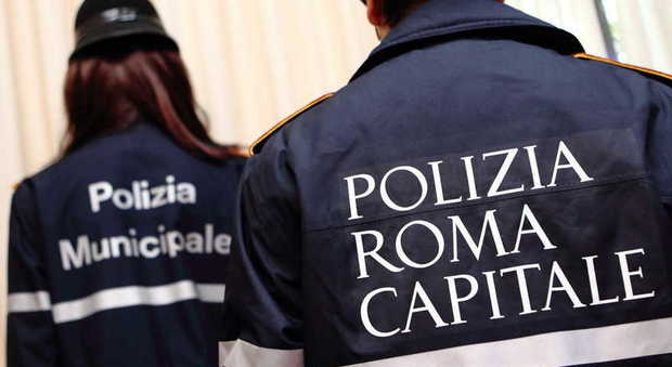 Roma, molesta la collega in servizio: «Devi venire a letto con me». Arrestato vigile del I gruppo