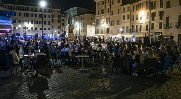 Covid, Roma verso aree off-limits in piazze movida evitare assembramenti