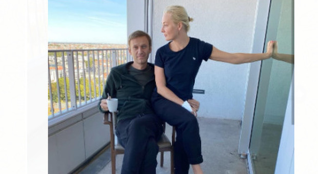 Navalny, la dichiarazione d'amore alla moglie Yulia: «Così mi hai risvegliato dal coma dopo l'avvelenamento»