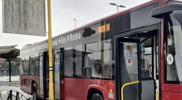 Roma, ad Acilia l'odissea per un «autobus fantasma»: mezzi troppo lunghi per passare nelle vie