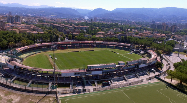 Lo stadio Liberati, palcoscenico del derby che si gioca alle 16.15
