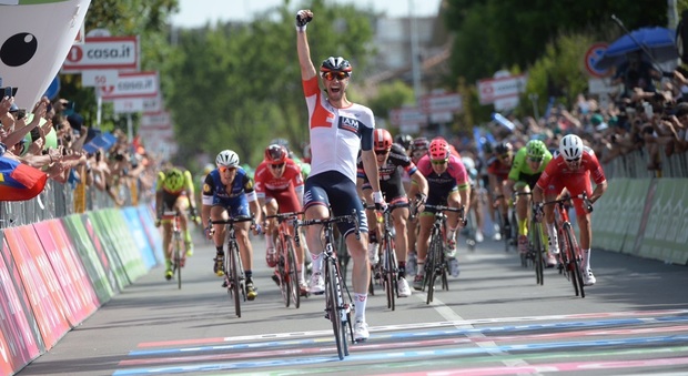Giro d'Italia, il tedesco Kluge vince la tappa, Kruijswijk è sempre maglia rosa. Nibali resiste e pensa al rinnovo con l'Astana