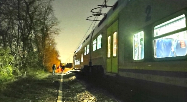 Investito dal treno sulla Velletri-Roma: linea ferroviaria riaperta, ancora non identificata la vittima