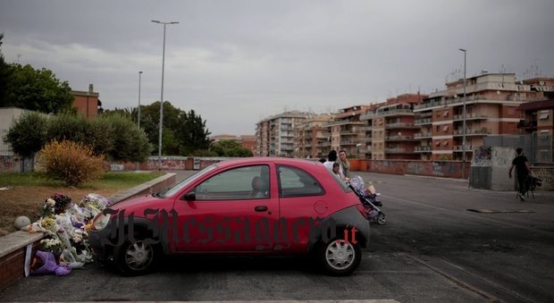 Rogo camper a Roma, auto parcheggiata su fiori e lettere: la foto del Messaggero scatena l'indignazione sul web