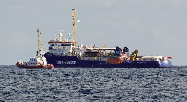Sea Watch, la Procura di Catania: fate sbarcare i bimbi. Il Viminale: hanno 17 anni