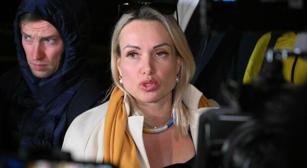 Marina Ovsyannikova, giornalista anti-Putin interrogata 14 ore e multata: ma non è finita