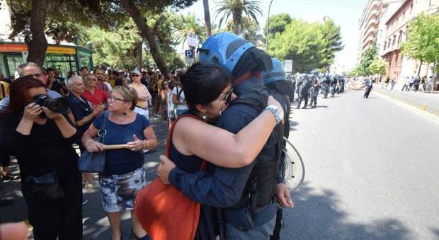 Ilva, manifestante abbraccia poliziotto a Taranto: la foto diventa virale