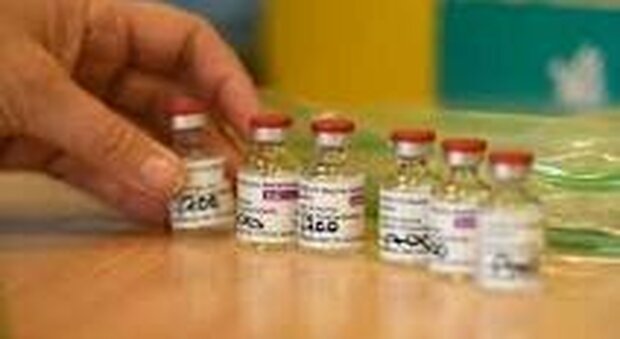 Fiale dei vaccini Astrazeneca