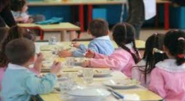 Bambini di una scuola a mensa
