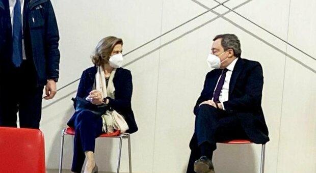 Draghi si è vaccinato con AstraZeneca: all'hub di Roma Termini con la moglie