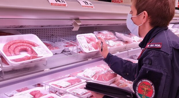Controlli sulla tracciabilità delle carni suine: denuncia, sanzioni e sequestro di 100 kg di salsicce