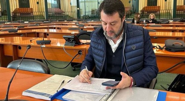 Open Arms, riparte il processo a Salvini: «Rischio 15 anni per aver difeso l'Italia». In aula Conte, Di Maio e Lamorgese