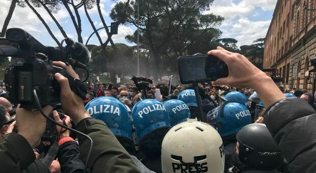 Roma, tensione al sit-in dei commercianti al Circo Massimo