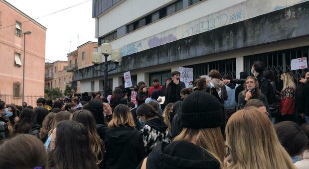 Latina, liceo Classico, gli studenti: «Diritti negati la protesta va avanti»