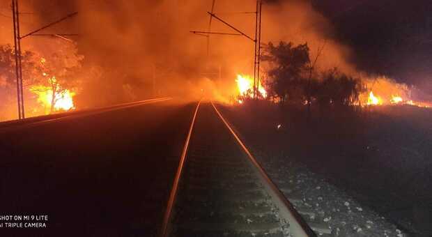 L'Abruzzo brucia: traffico interrotto sulla A14, fiamme sui binari