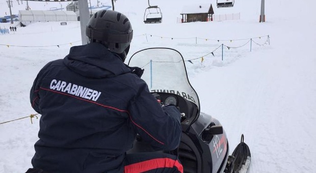 Cade in snowboard, arriva l'elisoccorso ma non c'è nulla da fare: morto un uomo sulle piste di sci di Aviano