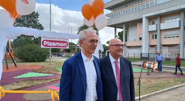Il sindaco di Latina Damiano Coletta e il responsabile degli affari istituzionali di Plasmon all'inaugurazione del parco Plasmon