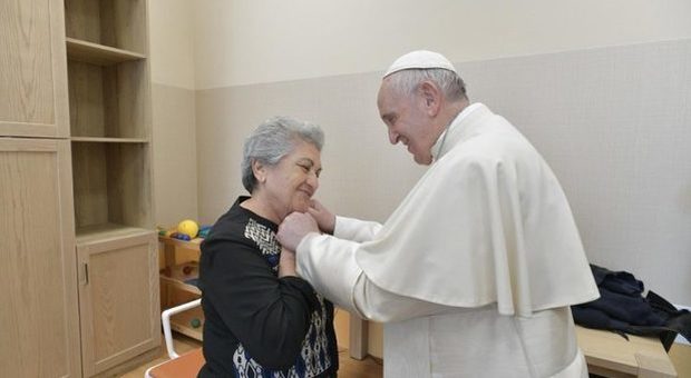 Papa Francesco va a sorpresa in un centro per malati di Alzheimer ad abbracciare i pazienti