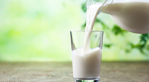 Carrefour richiama bottiglie di latte da un litro. «Trovati pezzi di plastica»
