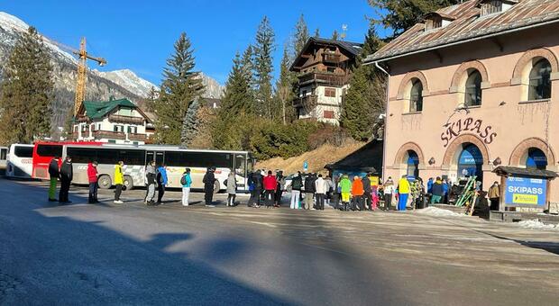 Caos informatico nei sistemi di Dolomiti Super Ski: turisti in coda per la registrazione dello skipass