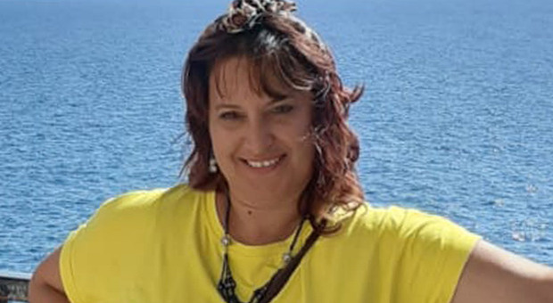 Insegnante di 46 anni trovata morta sulla riva del mare: è annegata all'alba