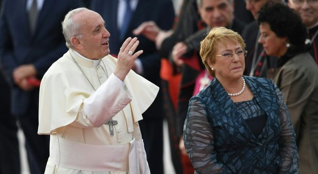 Papa Francesco è arrivato a Santiago del Cile, accolto dal presidente Bachelet