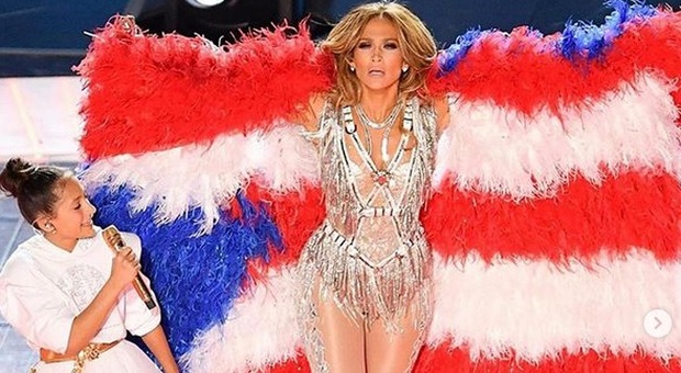 Super Bowl 2020, Jennifer Lopez porta sul palco la figlia Emme: il duetto è scatenato