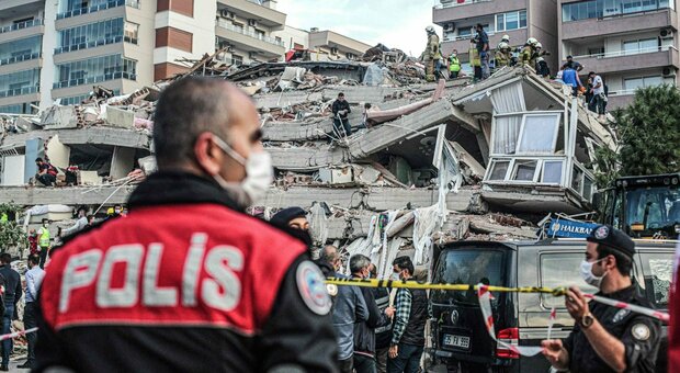Terremoto di 7.0 a Samos, 14 morti tra Turchia e Grecia. A Smirne edifici crollati