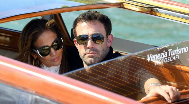 Jennifer Lopez e Ben Affleck a Venezia, il bacio in motoscafo fa impazzire i fan