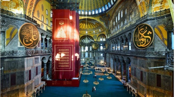Santa Sofia ora è moschea, i mosaici oscurati da vele bianche: la protesta a Trump degli ortodossi