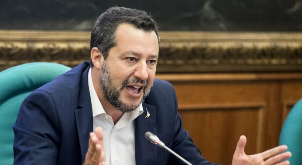 Vaccino per docenti e bambini, Salvini: «Non scherziamo, le terapie intensive sono vuote»