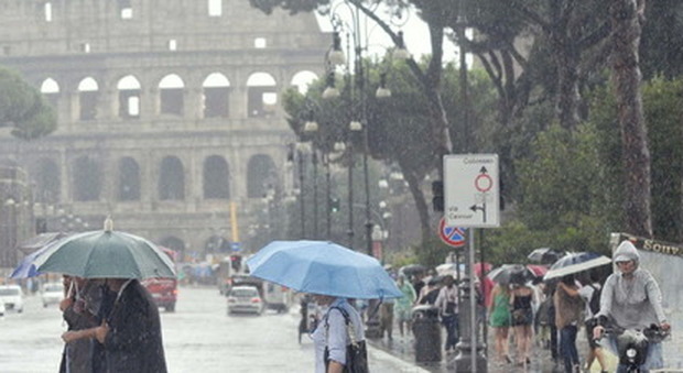 Maltempo, allerta meteo. Bomba d'acqua a Roma Nord: danni alla stazione di Prima Porta