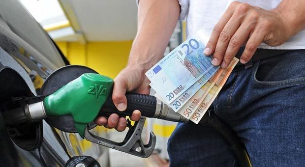 Manovra, meno tasse su plastica e auto: ma aumenti benzina dal 2021