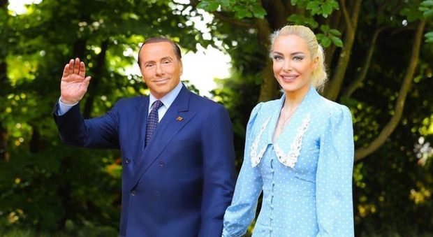 Berlusconi, gli auguri (ritoccati) della giovane fidanzata Marta Fascina: «Buon compleanno amore!»