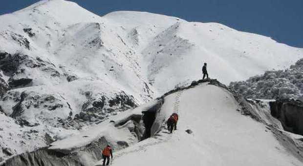 K2, tre italiani raggiungono la vetta. Operato in quota un alpinista pakistano