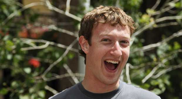Mark Zuckerberg è il sesto uomo più ricco del mondo, Amazon cala in Borsa e "affonda" Bezos