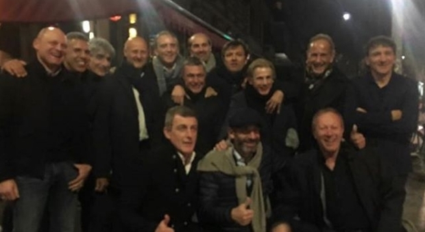 Vialli e Mancini, notte da scudetto: foto ricordo con la Sampdoria campione d'Italia nel '91