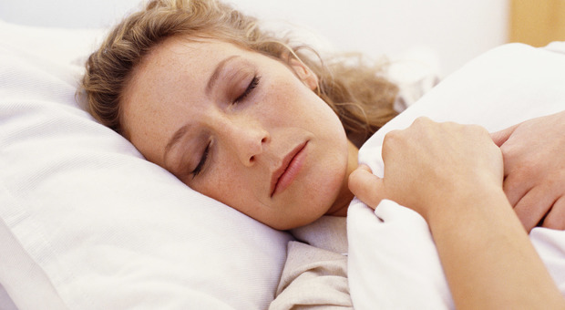 Dormire poco aumenta il rischio Alzheimer, ecco perché