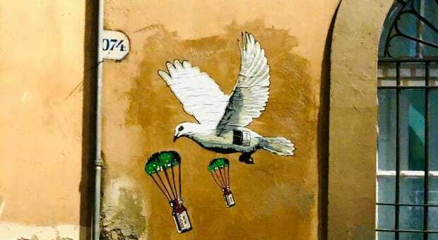 Roma, la colomba di Pasqua porta i vaccini: la street art di Harry Greb vola sul Ministero della Salute