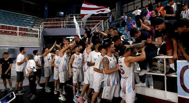 La squadra festeggia con i tifosi (foto De Marco/Meloccaro)